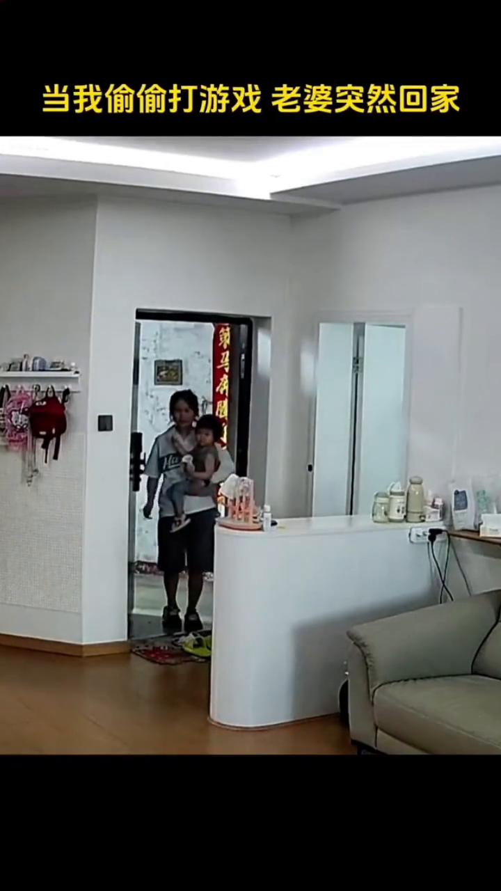 当我偷偷打游戏老婆突然回家。
刚睡醒老婆，自己都装不下去了。人在无语的时候真的会
