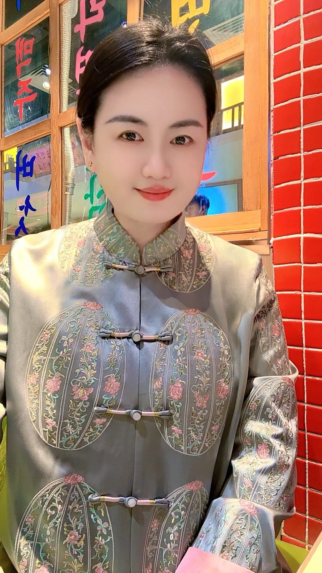 红珊瑚立于碧海，任凭云雾遮蔽、浪潮冲刷，依旧灼灼绽放光彩。人生亦是如此...