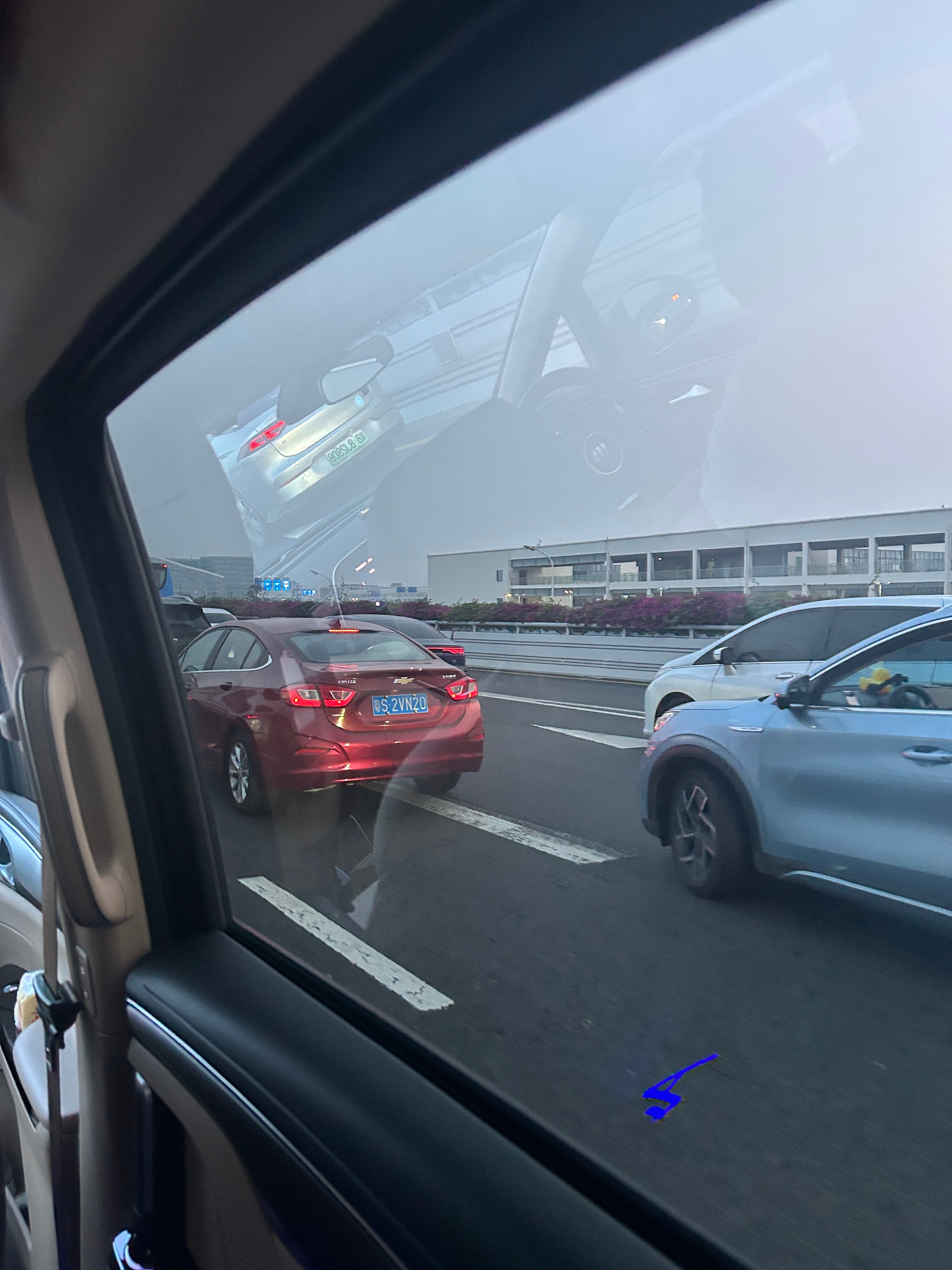 宝安机场修路，一早一晚都在堵，已经到出发岔口了，上出发竟然堵20分钟 深圳·深圳