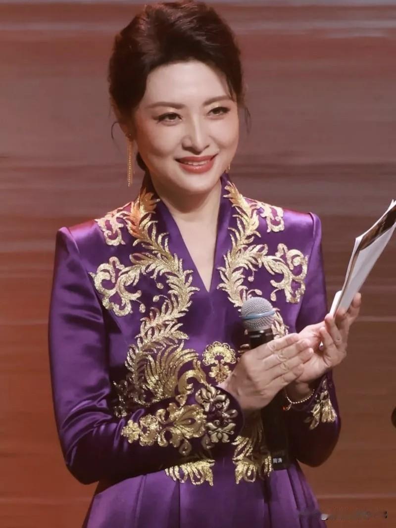 央视名嘴周涛，端庄大气不失温婉。二十余载春晚舞台，以知性优雅诠释东方美，岁月沉淀