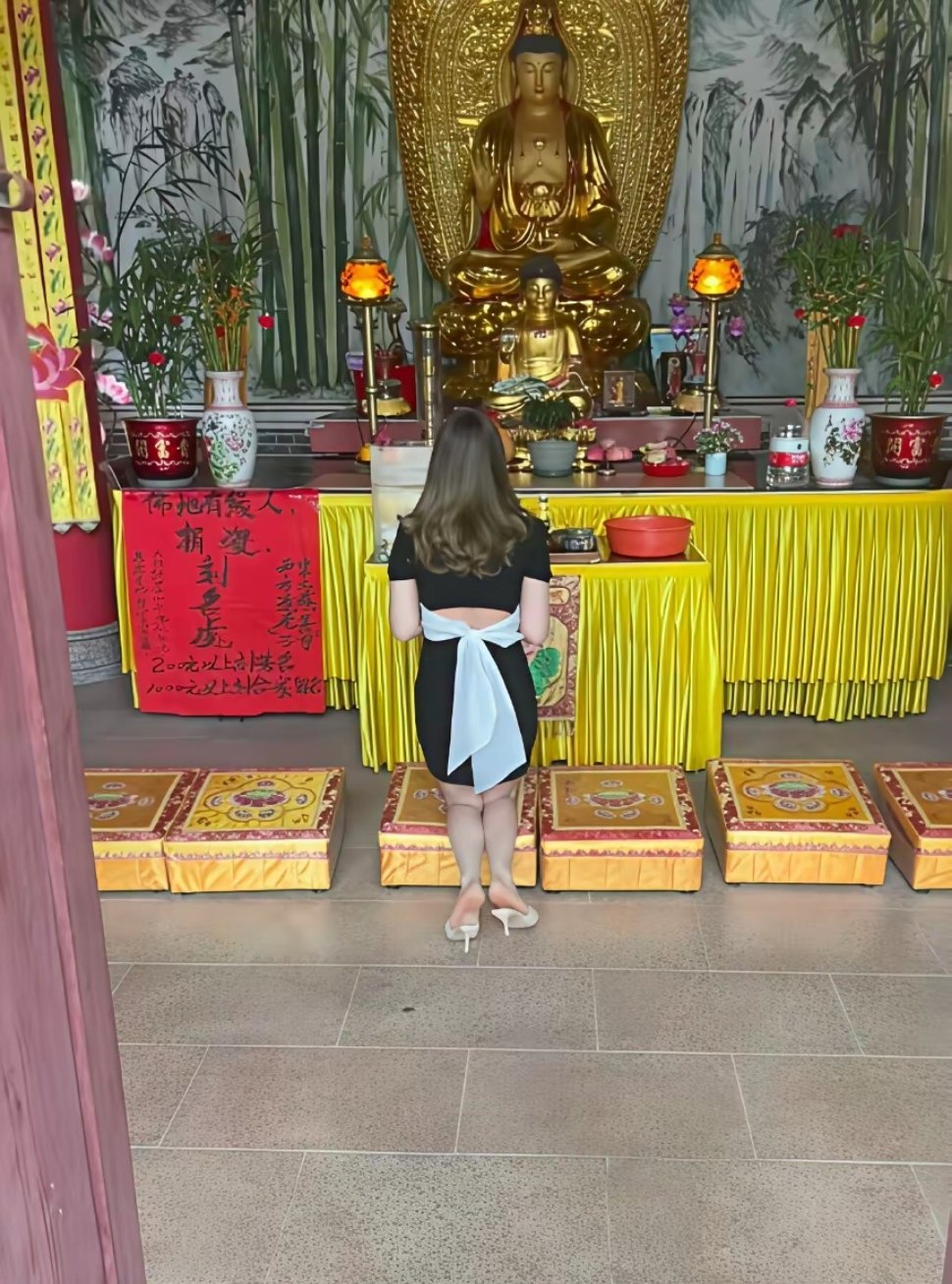 为什么现在的美女，都爱拜山烧香拜佛的！ 清远