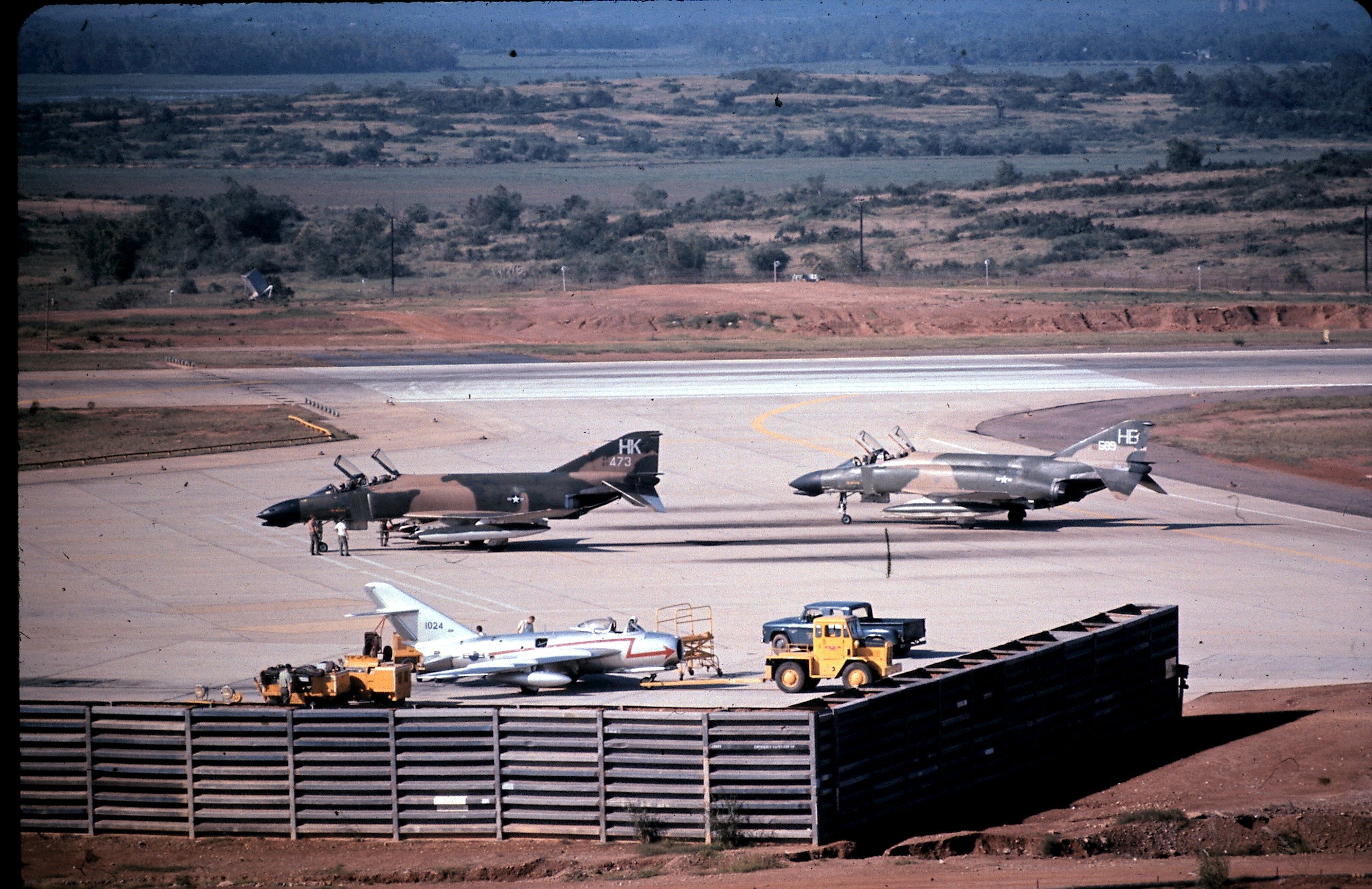 柬埔寨MiG-17F与美国空军的F-4在越南平定省符吉（Phù Cát）机场  