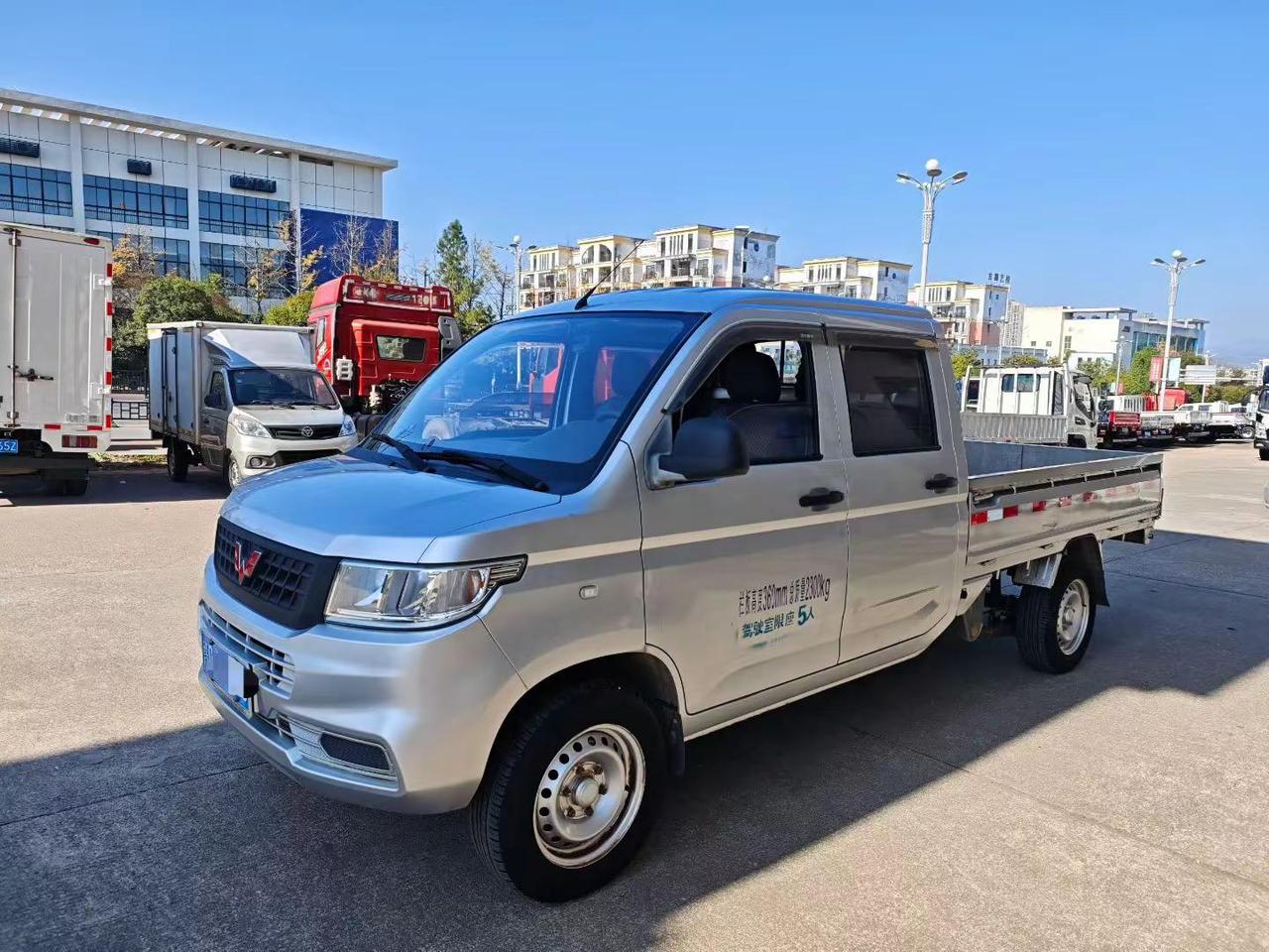 车辆型号:五菱荣光新卡双排货车初登日期:2020年1月排量功率:汽油1.5/99