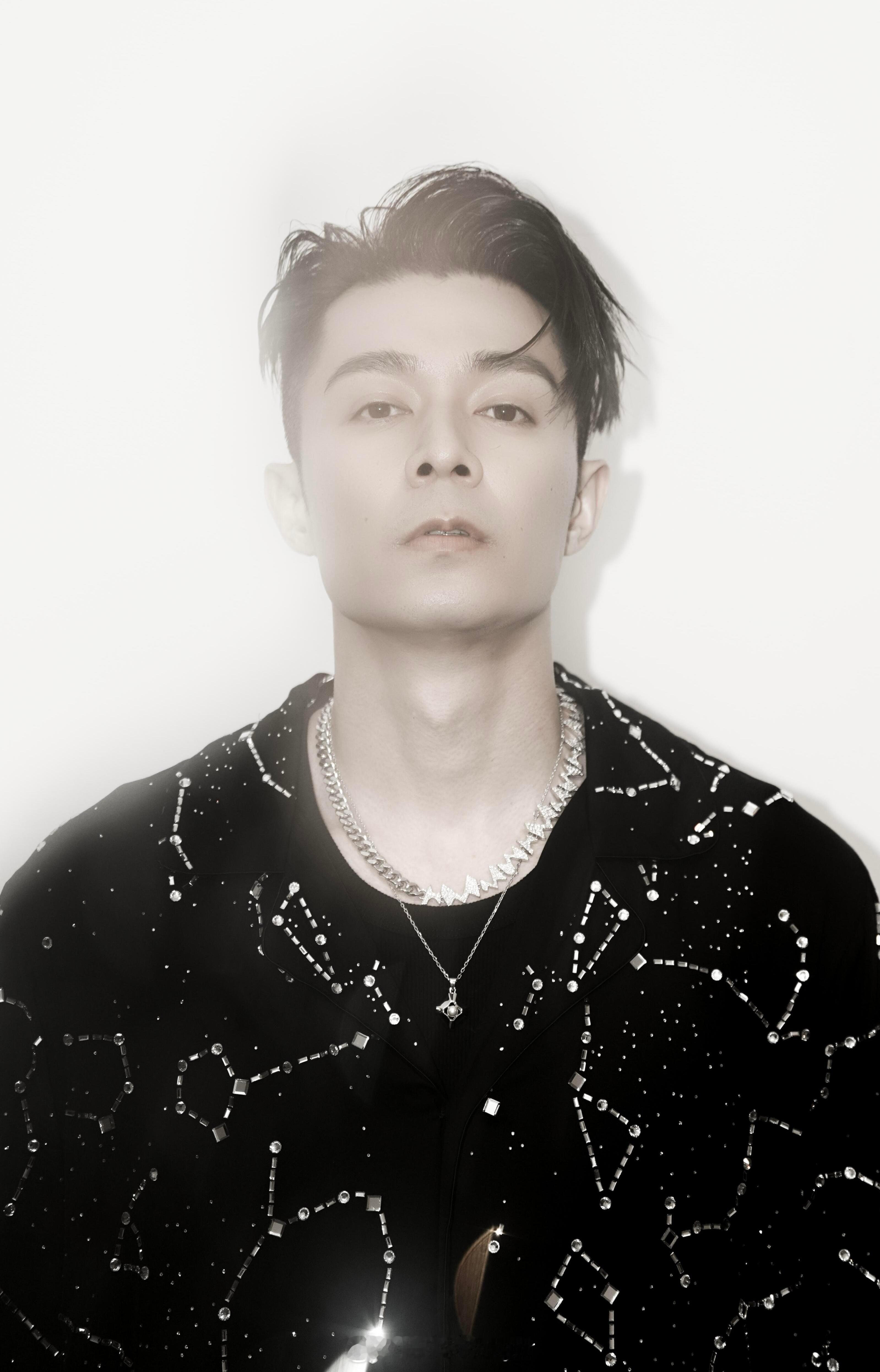 周柏豪又来当爱情保安了！礼物+祝福+BGM三件套，直接给流程安排到位了，论见证爱