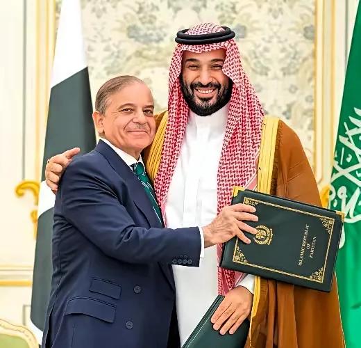 炸了！中东彻底变天了！
谁也没想到，沙特居然敢这么硬气——直接把自家的核心空军基