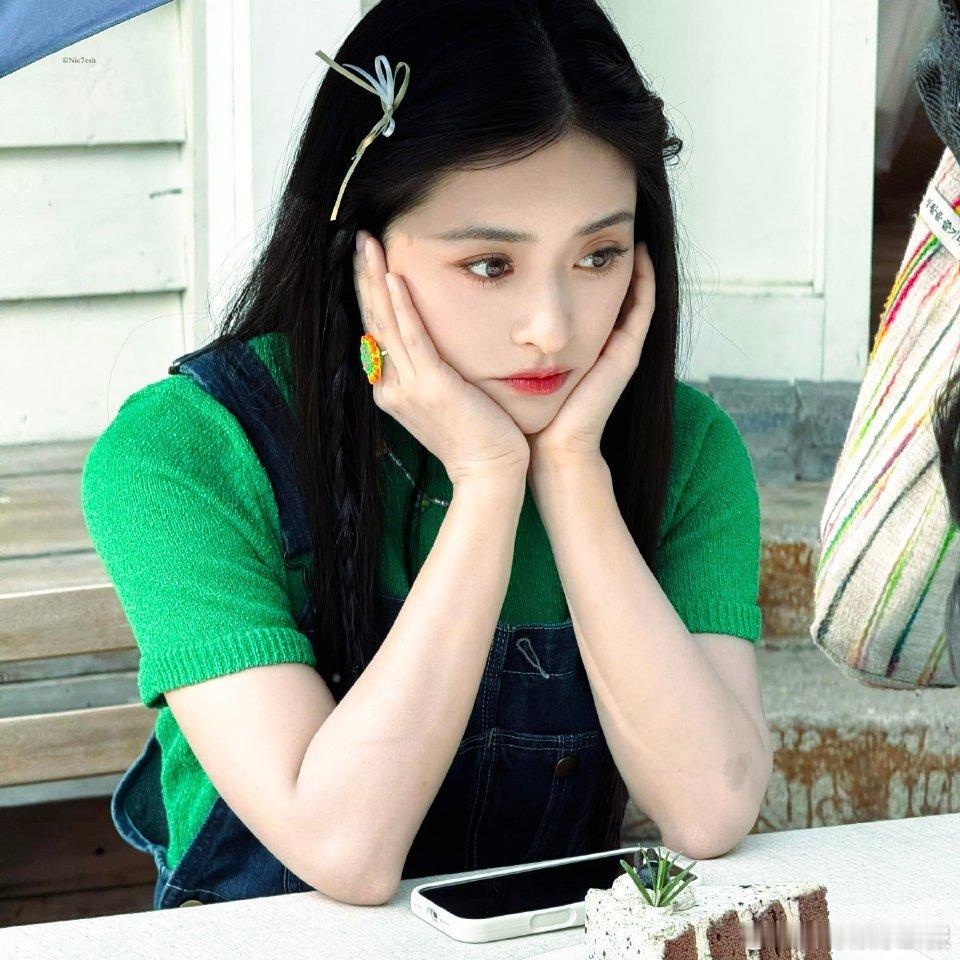 沈月温柔又暖心，喊村里小朋友去客栈吃烤肠，满满的善意太治愈沈月喊村里小朋友去客栈