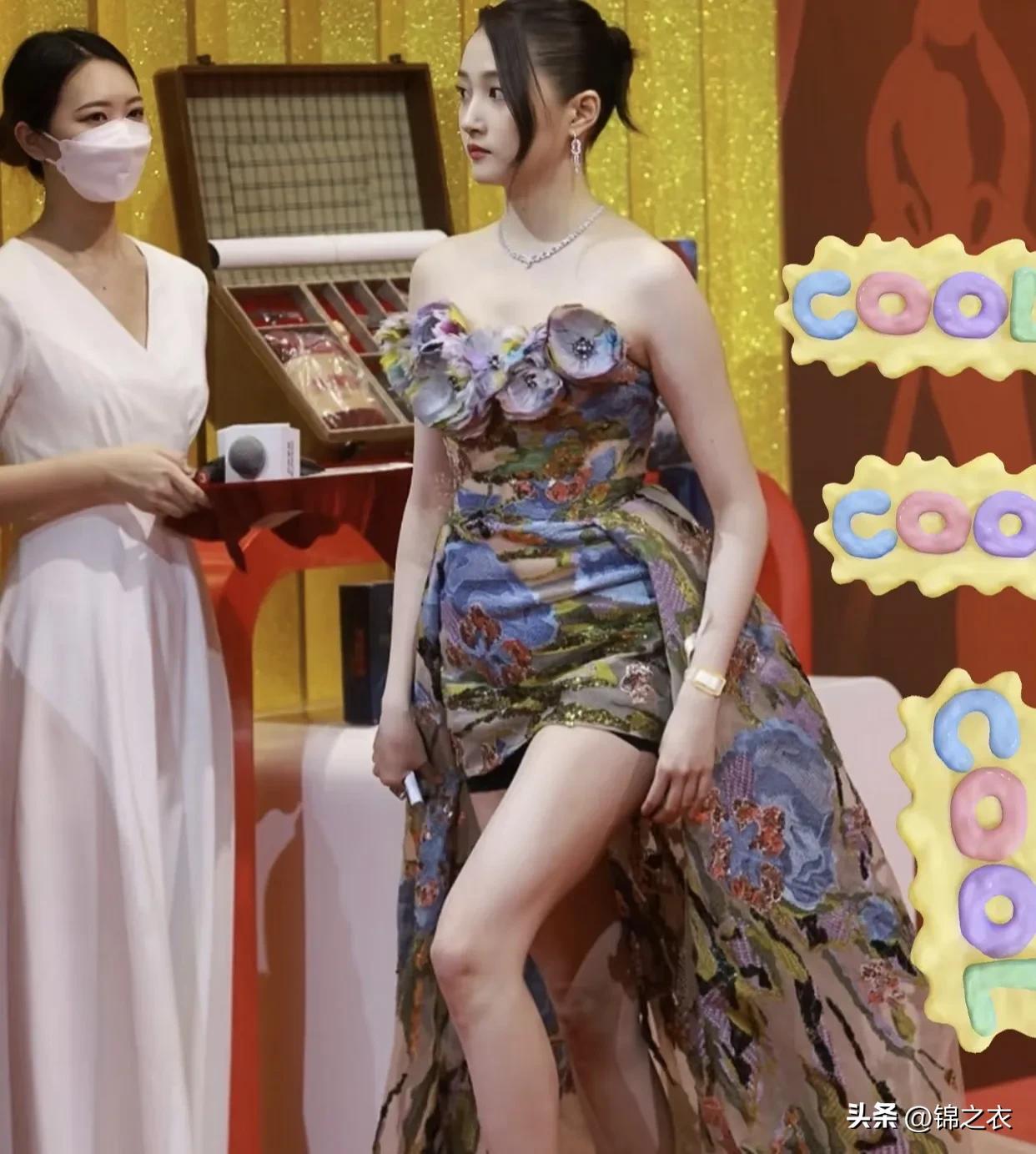 有网友说；关晓彤体脂率太高了，看着瘦实则脂包骨，但是因为腿过于天赋异禀导致大部分