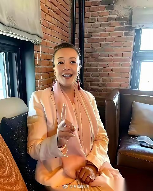 张兰又发视频了。这次，没带货，也没发火，镜头前的她慢悠悠地，像在说一件琢磨了一辈