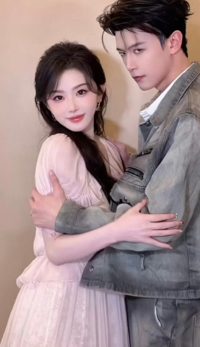 孔雪儿邓凯精彩OK封面大片孔雪儿邓凯对视封面照 孔雪儿邓凯精彩OK封面大片，孔雪