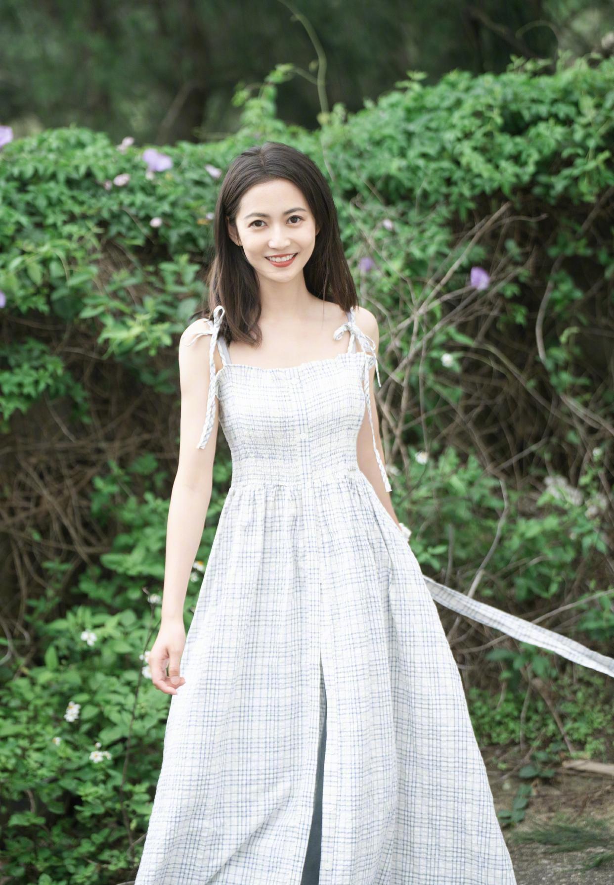 陈钰琪初夏小吊带穿搭清甜灵动，氛围感直接拉满！ 