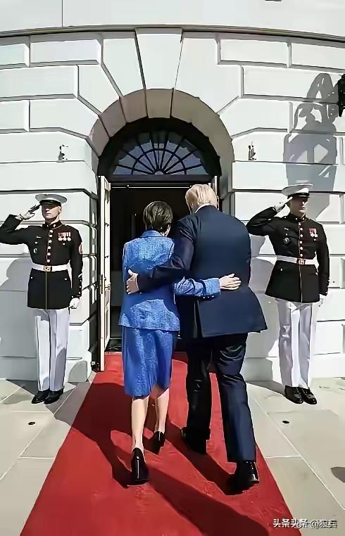 谄媚露态，有损国格，冷不丁一抱，可以说含情脉脉！这哪里是两国首相该有的正常外交会