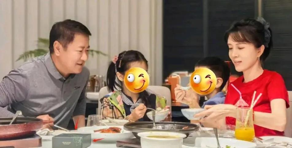 金巧巧不动声色的就回应了，前几天网上关于她离婚的传闻。而且还选在中秋节的当口。