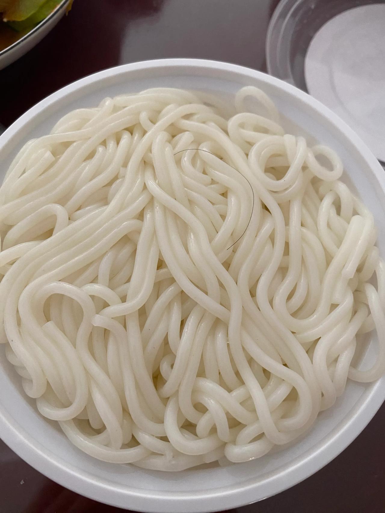 点的外卖：米粉，里面一根长长的头发。

我在山东很少吃米粉，偶尔周末想吃一次，只