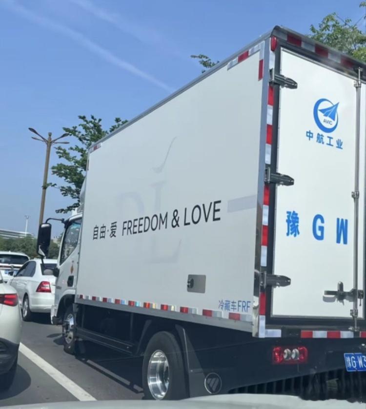 确实现在路上跑的货车，除了提车那天之外就没有干净时候，像胖东来这么干净的货车是真