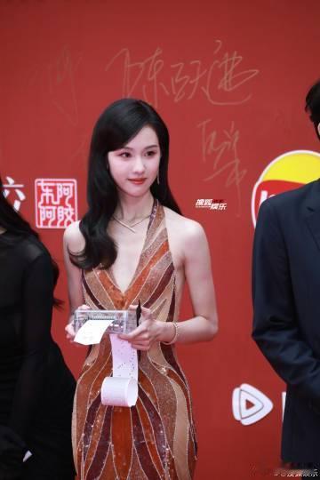 陈都灵美背 陈都灵选择了露背的设计，展现出她自信的一面，结合她的精致妆容，这种性