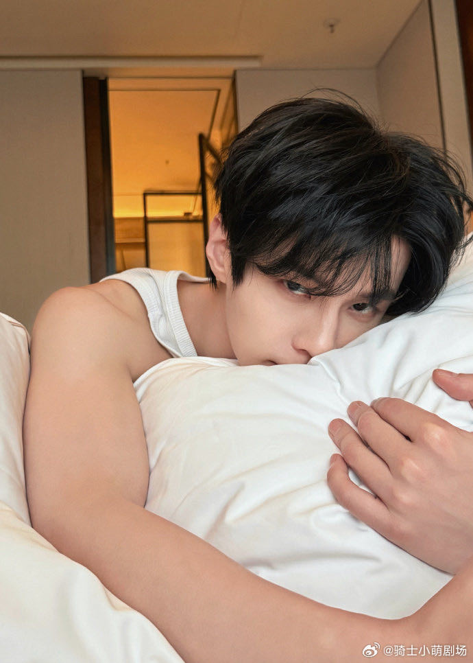 何与白色背心肌肉男何与这身材管理也太绝了，手臂肌肉线条流畅又有力，荷尔蒙直接拉满