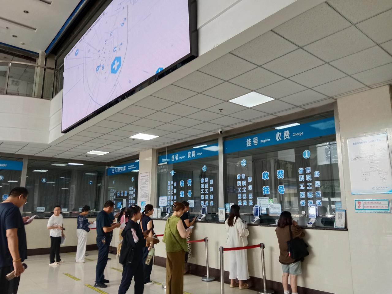 出院好些日子了，才想起问老伴这次住院检查治疗花了多少钱。
我本以为怎么着也得四五