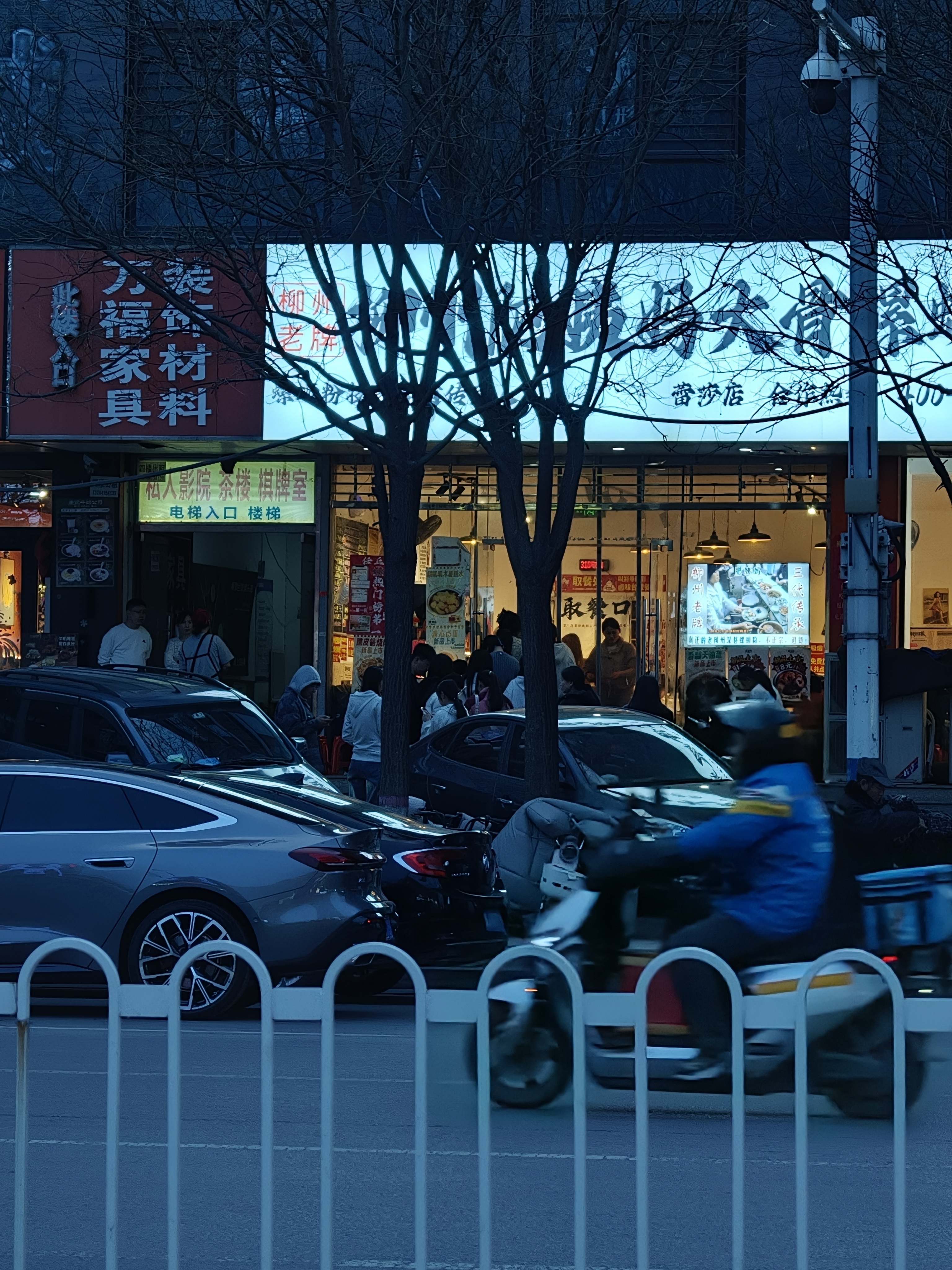 任丘也是火起来了，吃饭要排队了他家螺蛳粉很好吃吗？ 