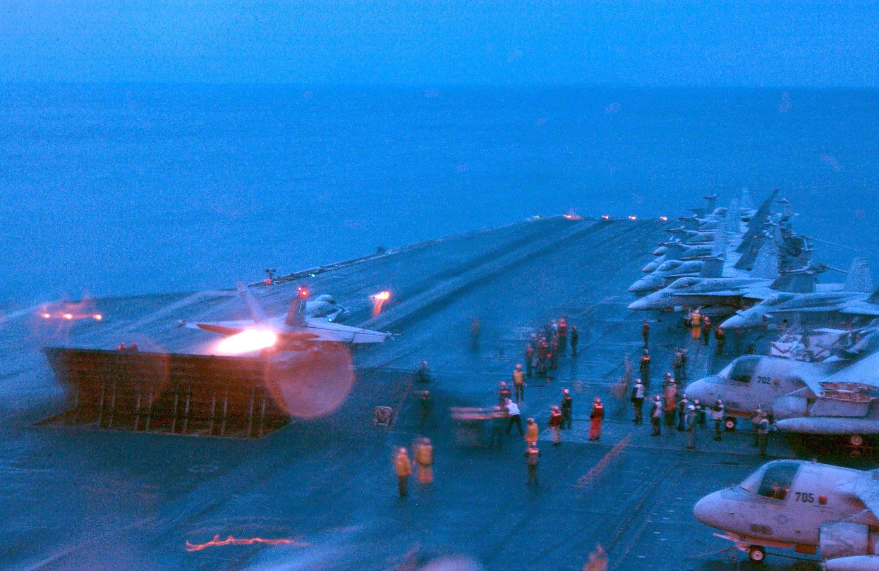 #美军通报美舰误判击落自家战机#【美海军公布三起“超级大黄蜂”战机坠机事故原因】