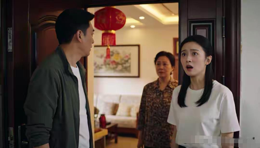 妹夫拖着行李箱住进我家那天，我把丈夫的遗像扣了过来。

不是因为心虚。是那几年我