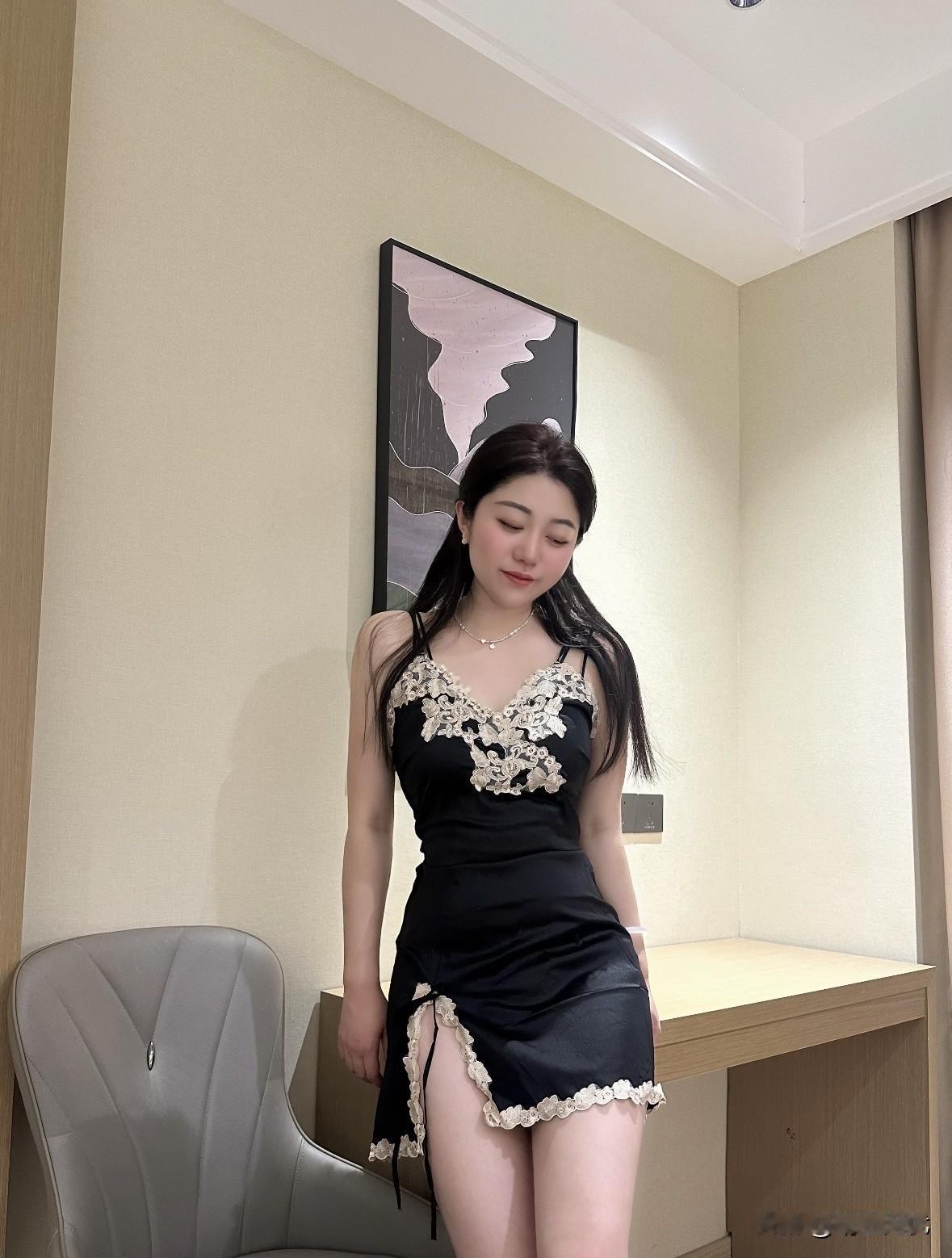 微微闭着眼睛，长发自然垂落，整个人看起来慵懒又放松，仿佛卸下了所有疲惫，享受着此