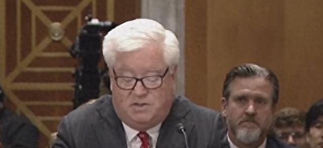 日本全网彻底炸了，美国驻日大使格拉斯开完会直接对着媒体放话，声称自己代表总统和大