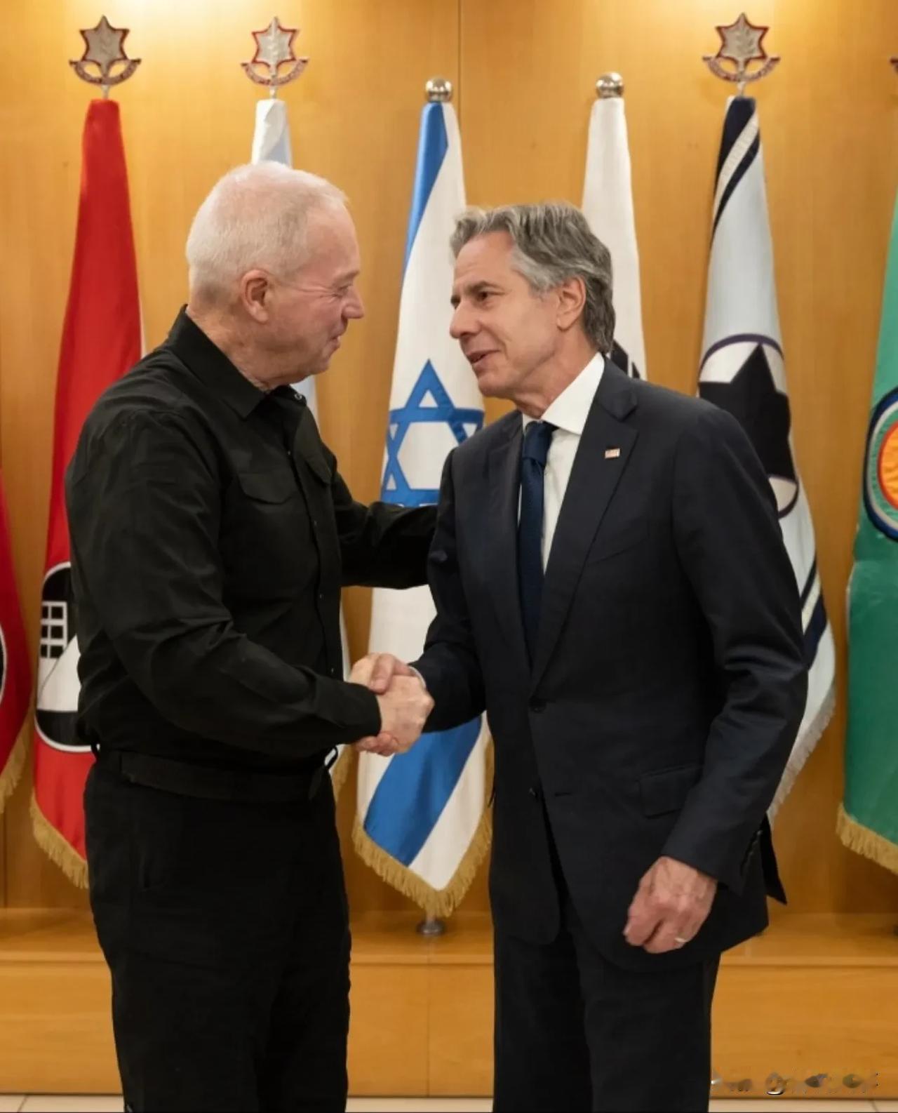 布林肯快站不住了
一脸生无可恋的表情
嘴角抽搐，手上青筋直冒
身体受到重力不由的