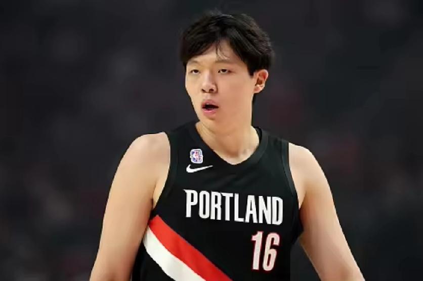 半场落后20分！开拓者队记：下半场至少让杨瀚森多打一会儿吧
NBA季后赛首轮G5