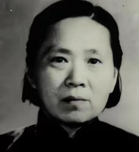 新中国成立后的一天，陈赓费尽周折，找到了一名30多岁的女子，紧紧握住女子的手说：