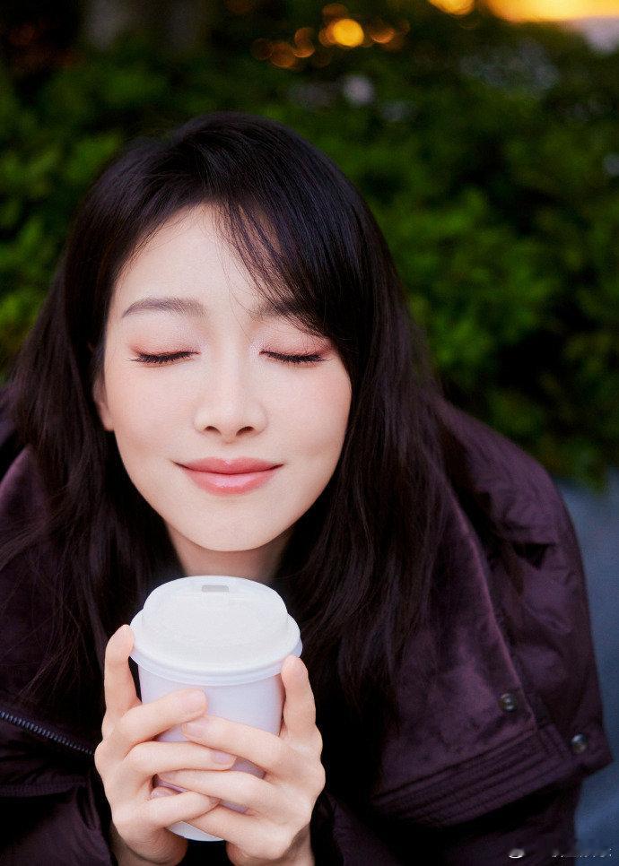 不知道的以为宋茜又有职场剧上新了 宋茜这职场 look 太有代入感了！穿简约白衬