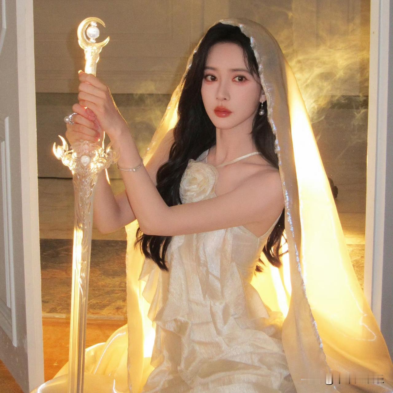 孟子义一袭“无尽夏花裙”亮相品牌直播，直接把盛夏的浪漫穿在了身上。低饱和度的蓝紫