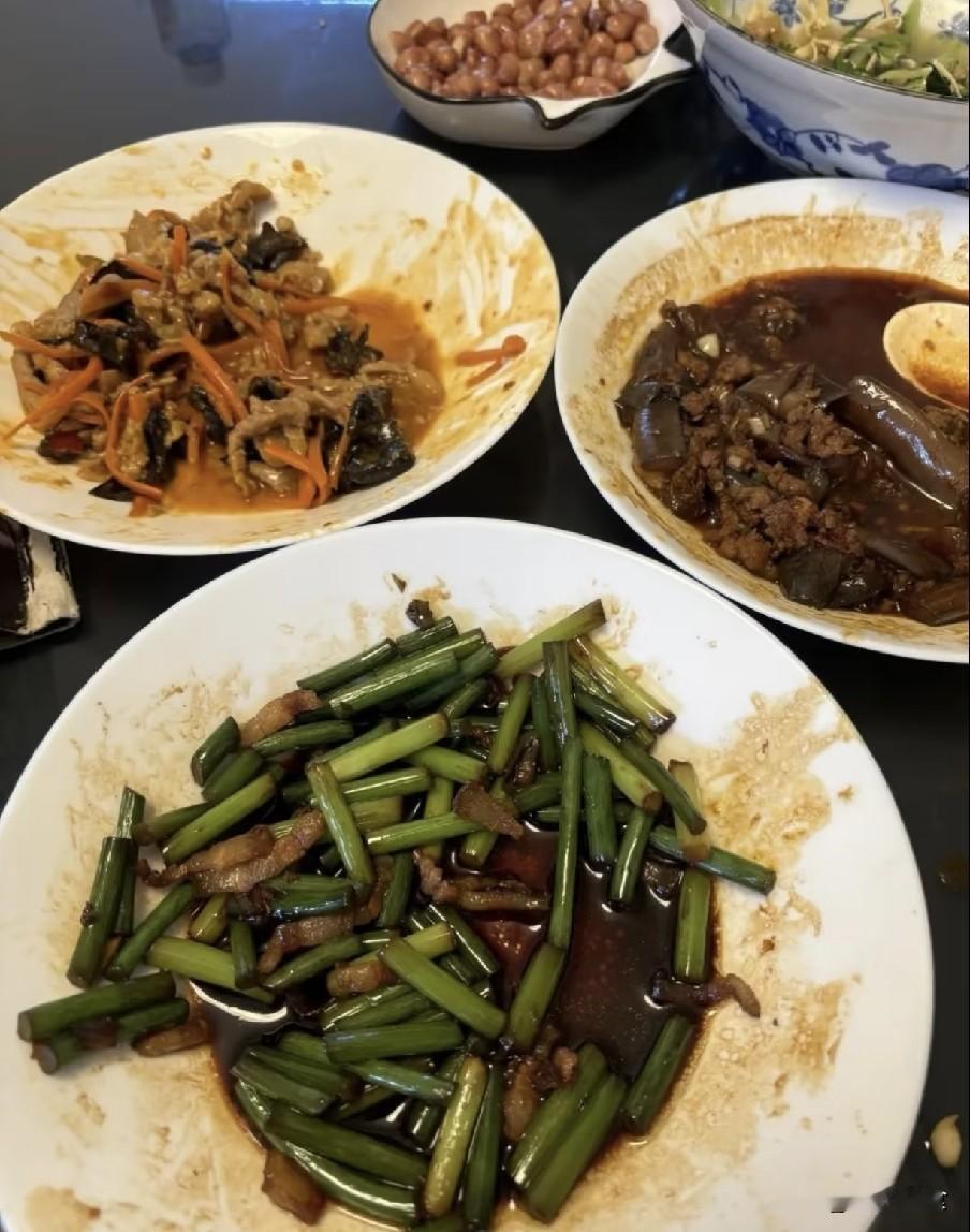 隔夜肉，隔夜菜，隔夜水，隔夜蛋，唯独这个真不能吃，该扔就扔
 
日常生活中，家家