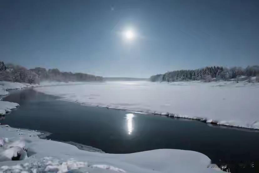 冷月寒江千里雪，
悬崖陡壁万年松。
横批：《雪与松》