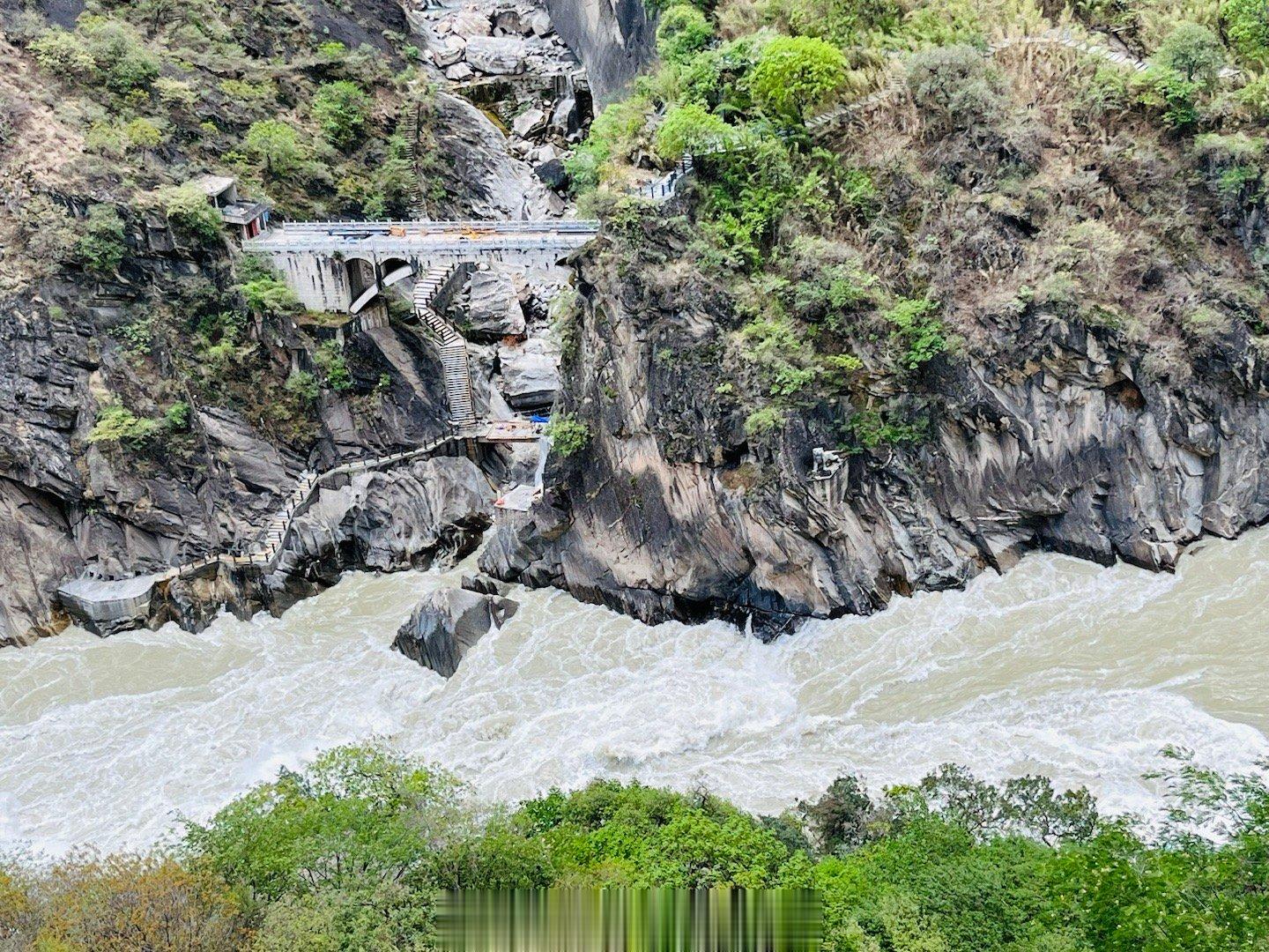 【夏天雨季来了，金沙江在虎跳峡咆哮，惊涛拍岸，震撼人心！#云南金沙江虎跳峡气势磅