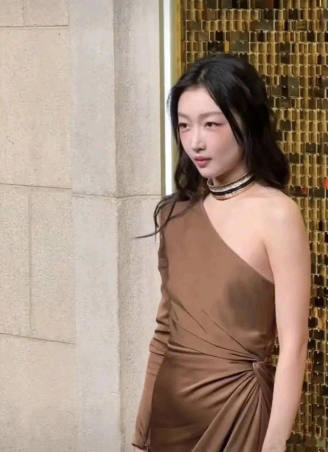 看到周冬雨就让我想起了睡在我上铺的姐妹。 