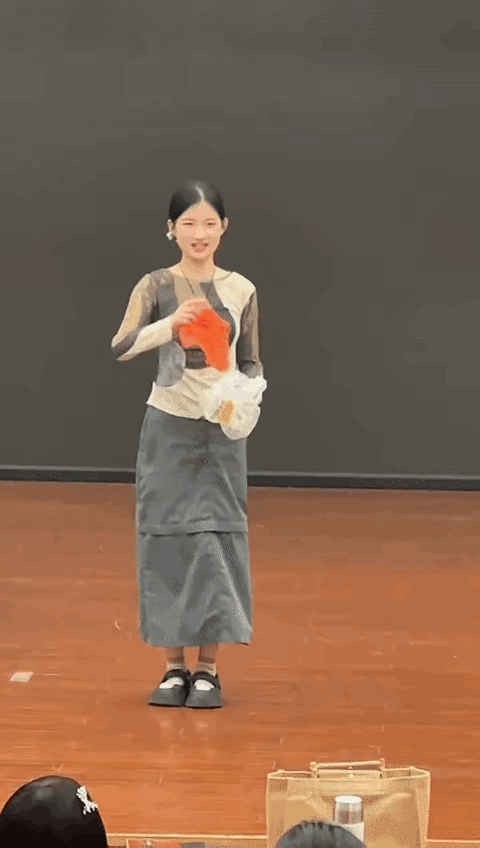 图一：小姐姐的才艺表演，别以为很简单似的，真上手你就会知道有多难。
图二：不可思