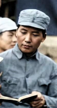 教员面容慈祥又充满着智慧，堪称千百年来独一无二的巨人！