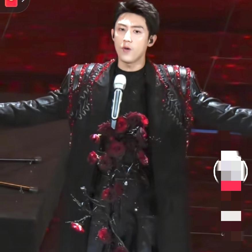 看不够啊家人们
跨年夜的又一神机现场
黄景瑜唱情歌也太反差萌了，正气凛然的调调愣