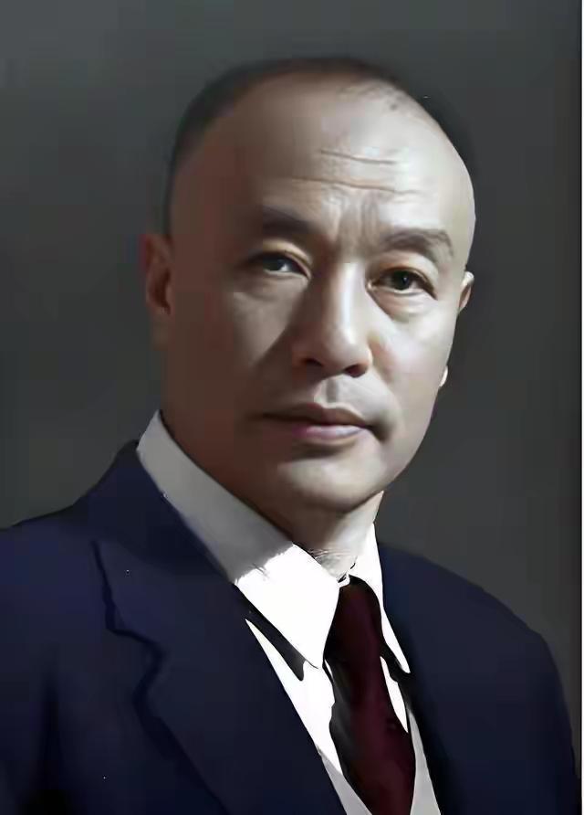 王铎：崔嵬是从青岛走出的大艺术家。他的小学、中学和大学都是在青岛完成的。他不仅会