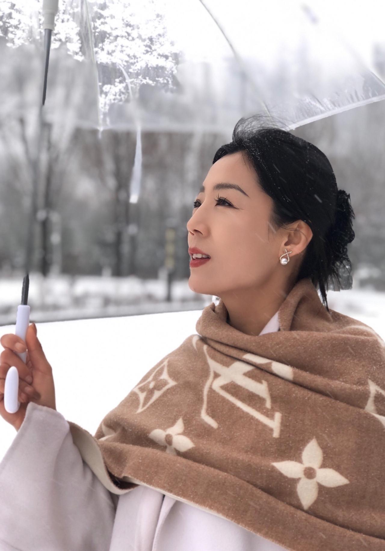 你看，又下雪了！初雪的氛围拍照好好看，你那里下雪了吗？
万物皆有初雪氛围 你那里