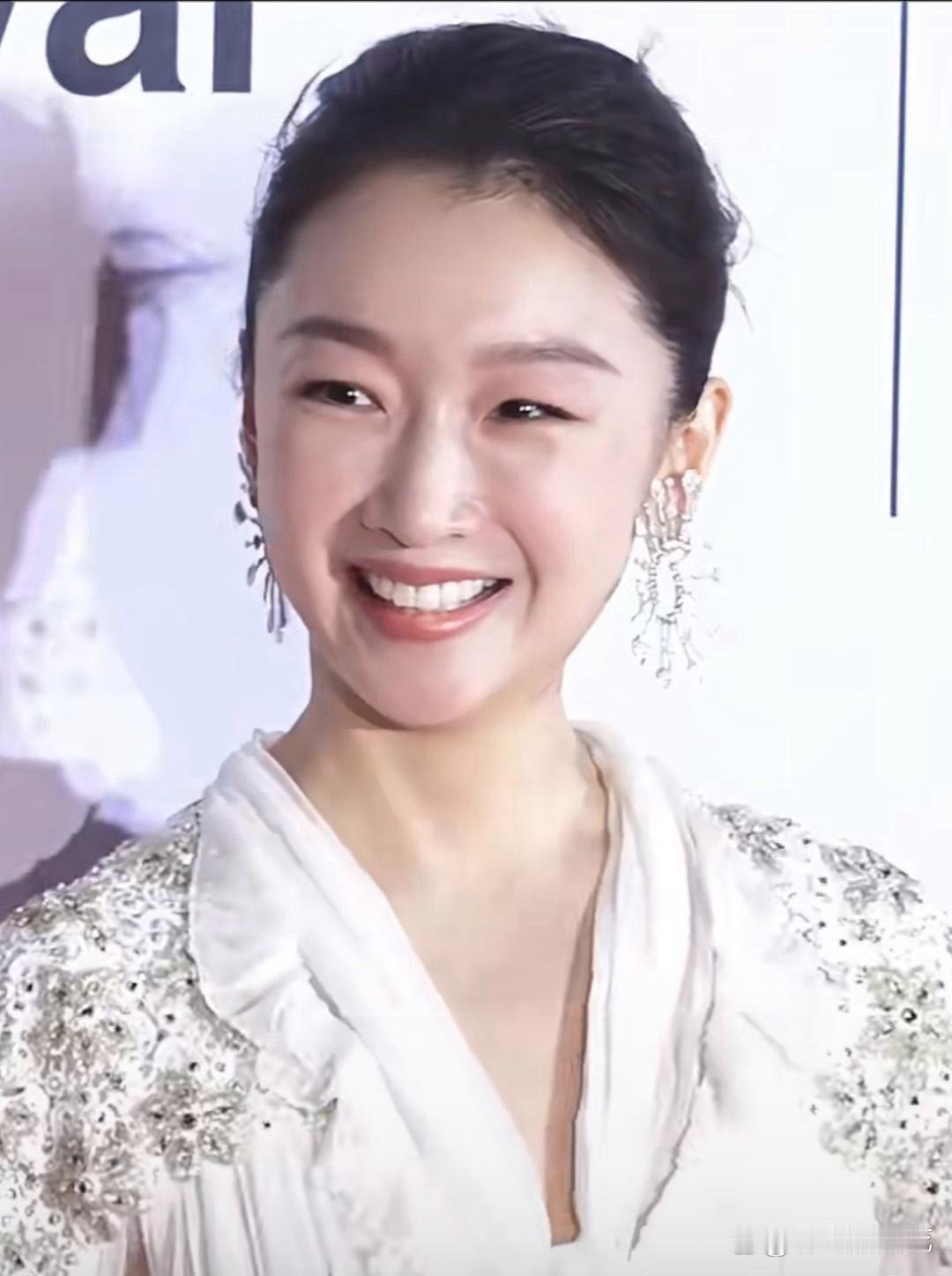 周冬雨的最新靓照惊艳亮相，仔细端详，不难发现她的脸颊似乎增添了几分圆润与柔美。 