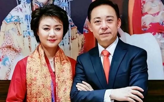 2025年，59岁的李胜素与于魁智已经携手唱了近27年。两人一次次在台上扮演夫妻