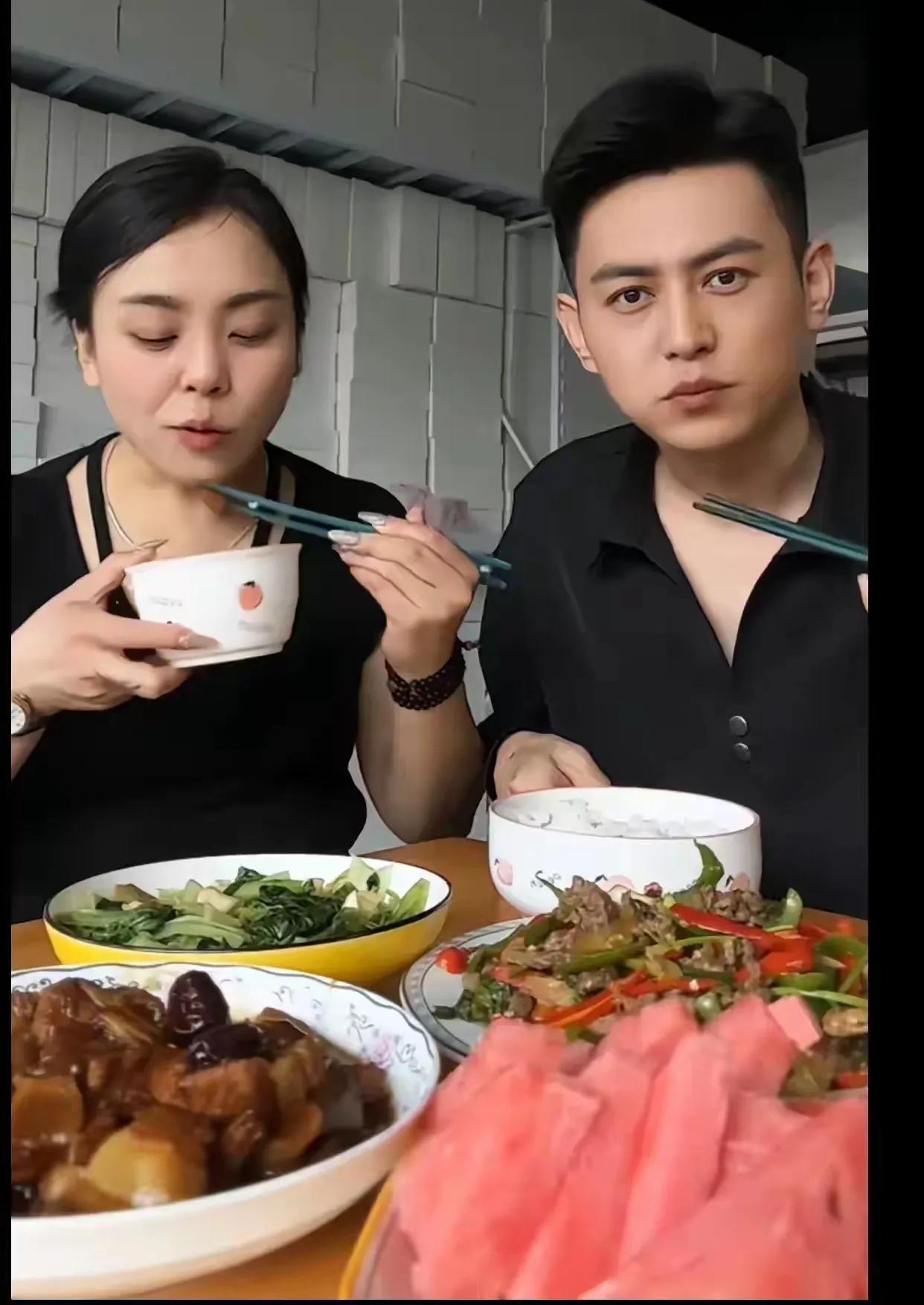 一顿三个菜，其中还有两盘肉，甚至还有饭后西瓜。这位真的是在靠脸吃饭，不仅能吃饱，
