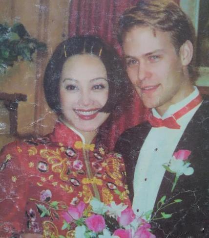 宁静与老外丈夫因为拍《黄河绝恋》相识相恋，后来结婚生娃。以宁静敢爱敢恨不受束缚的
