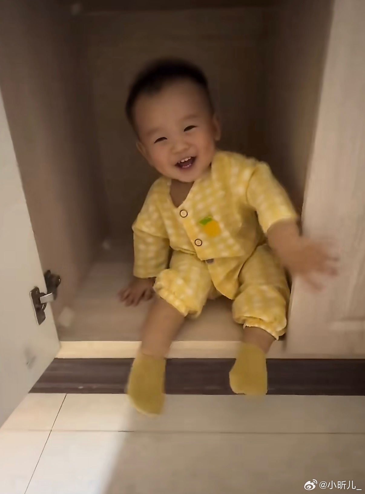 谁家孩子有这浑厚的嗓音被家里的小朋友治愈了！认真唱歌的样子也太萌了吧～原来世界上