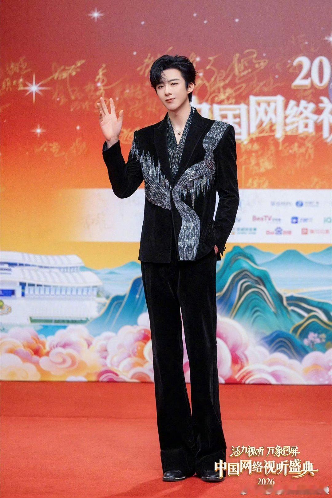 如果不是亲眼见过刘宇宁的腿，我会怀疑这是P的！但是真没P 