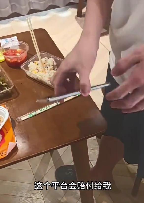 公务员白嫖炸串被抓包 求商家放过 体面全碎太讽刺
真的被气到了！刷到一个炸串商家