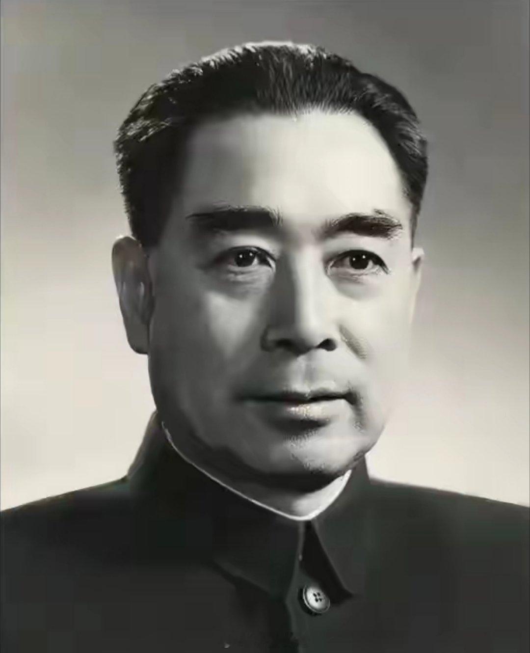 这是周总理最喜欢的一张照片，确实英气逼人。这张照片拍摄于1956年10月，这也是