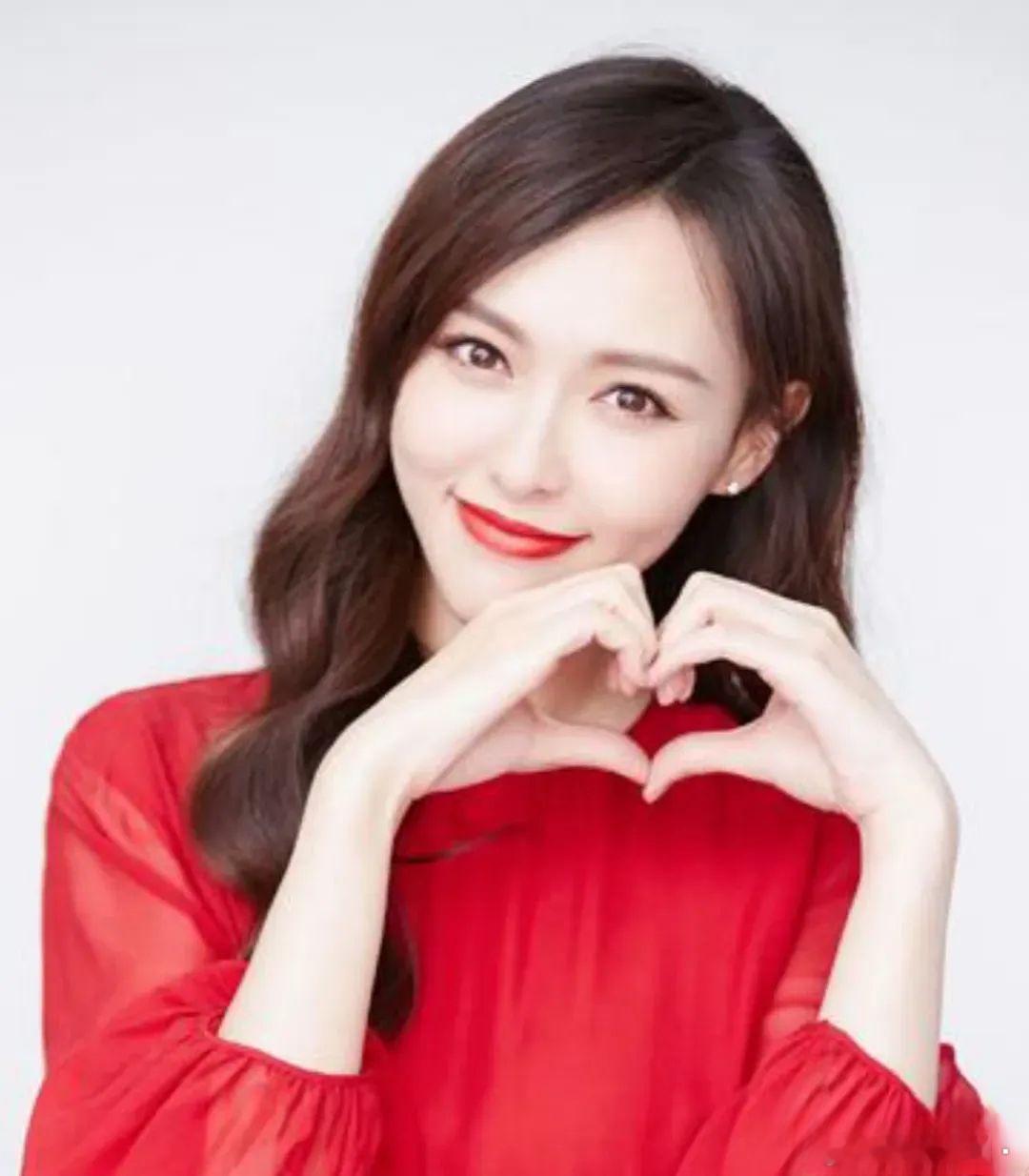 刘亦菲和唐嫣，引发了热议！6月8号，演员唐嫣更新了社交平台，让人没想到的是，她转