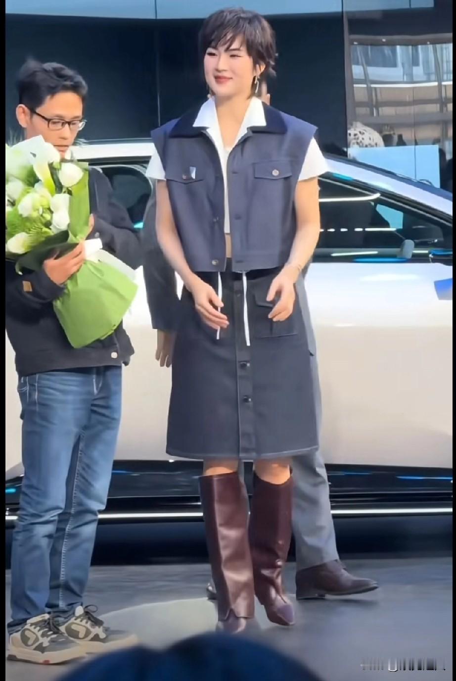 华为任正非的二千金姚安娜，堪称演艺圈最低调的富二代。
 
背景够硬、学历拔尖，明